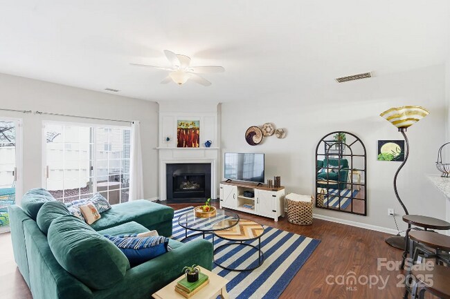 Foto del edificio - 6728 Rothchild Dr