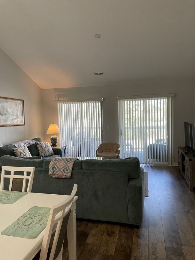 Foto del edificio - Beautiful 3 bedroom/2 bath third floor fur...