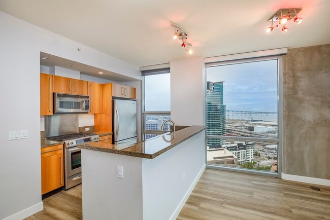 Foto del edificio - S/W Facing Icon Penthouse with Spectular Ballpark, Bay, and Ocean Views
