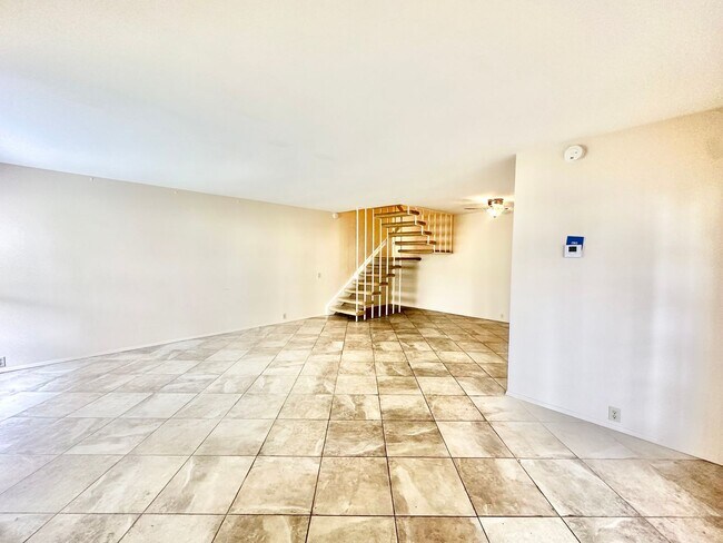 Foto del edificio - Spacious Condo with A Large Patio and Upstiars Balcony! Parking and Water Included!