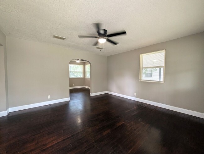 Building Photo - AVAILABLE NOW!! 3/1 Updated and Ready for a move-in!