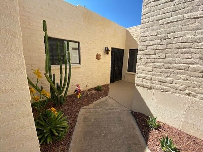 Building Photo - 5460 N Paseo Sonoyta