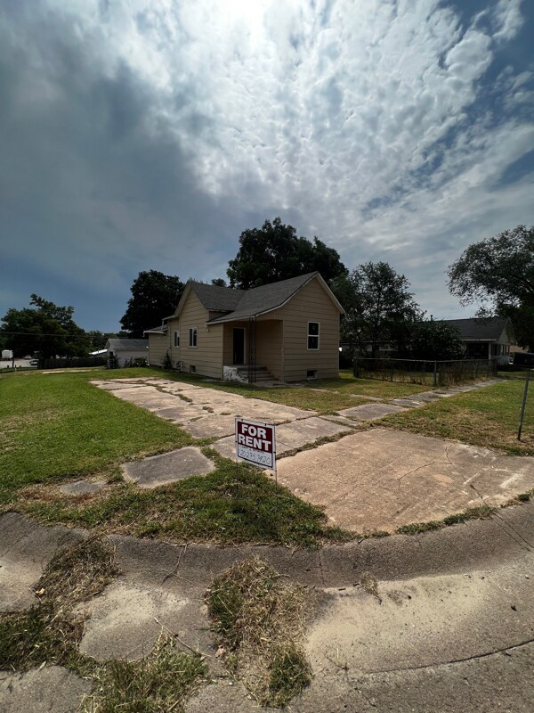 Foto principal - 823 N Blaine St