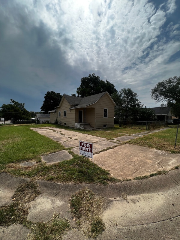 Building Photo - 823 N Blaine St