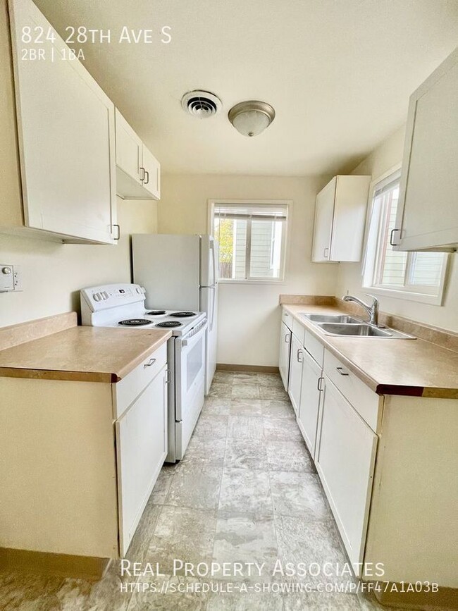 Building Photo - 824 28th Ave S