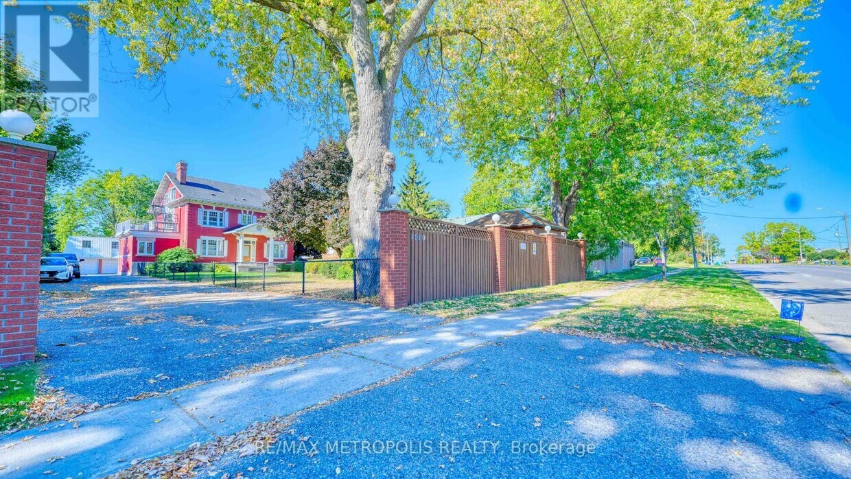 Primary Photo - 1110 Simcoe St S