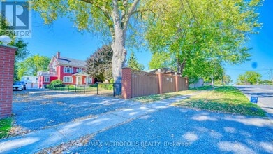Building Photo - 1110 Simcoe St S