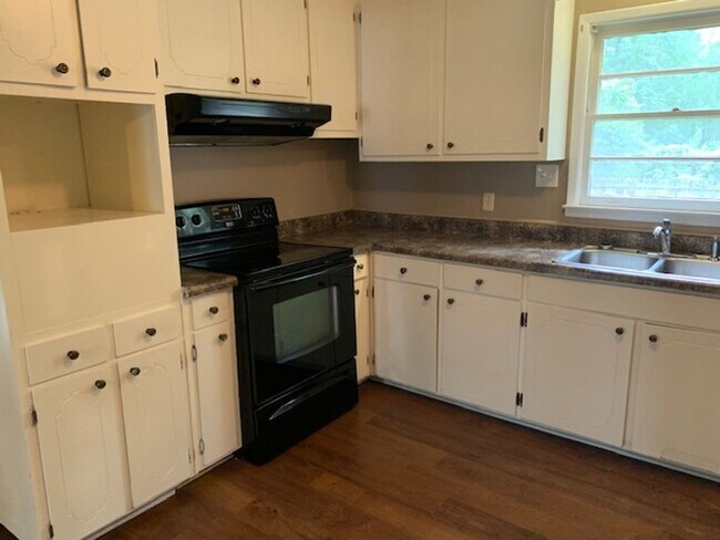 Building Photo - 3Bedroom/2Bath located near Bemiss Rd on N...