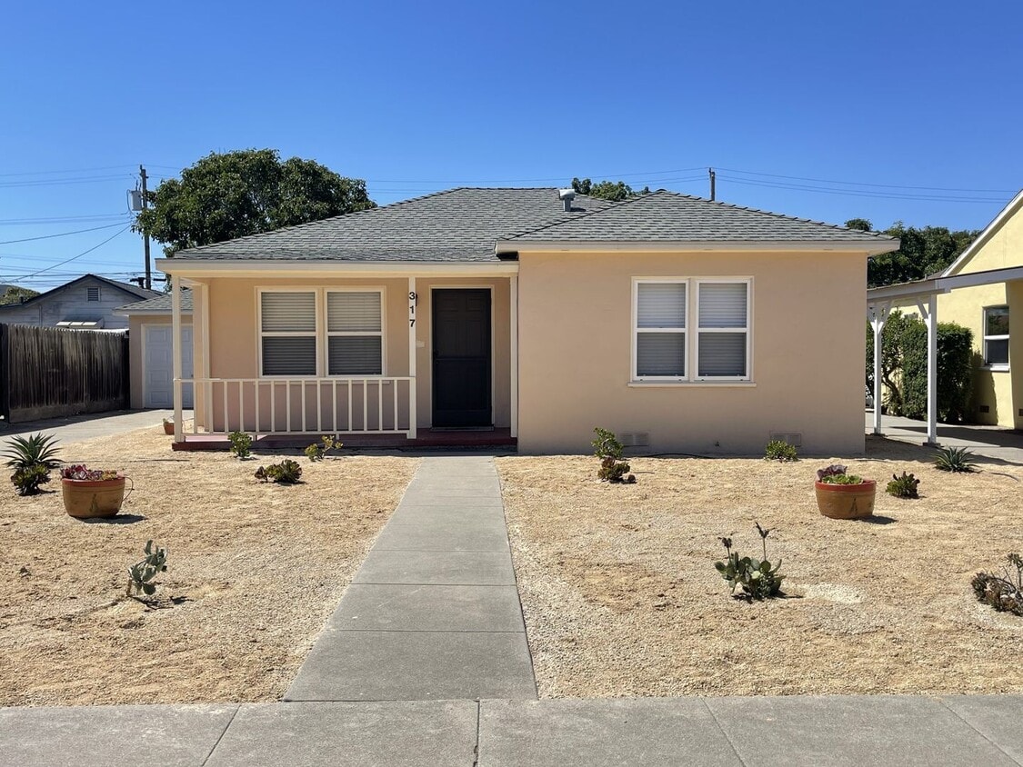 Primary Photo - Charming Southside Home on Huge Lot!