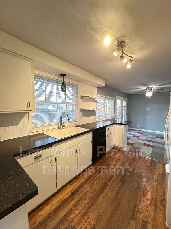 Building Photo - 2872 SE Linda St