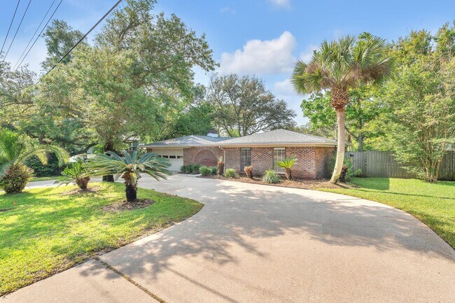 Building Photo - Spacious Home on Large Lot!