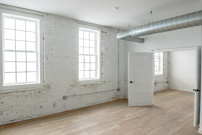 Foto del edificio - 2301 N Front St