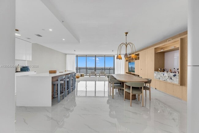 Building Photo - 700 NE 24th St