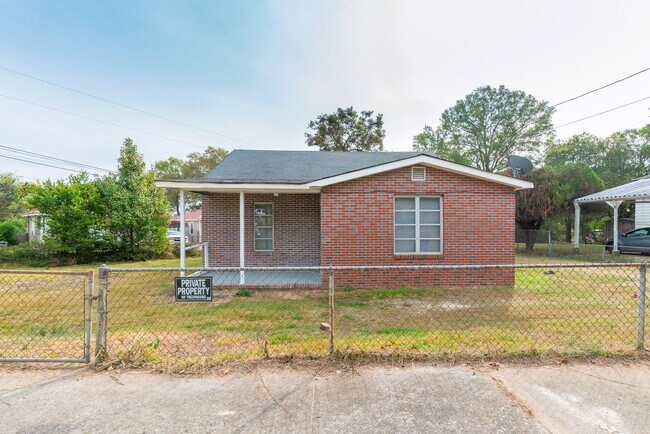 Foto del edificio - Brick home with a fenced-in yard!