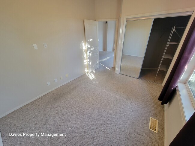 Photo du bâtiment - 4831-104A 104a St NW