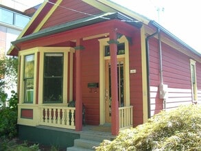 Building Photo - 444 NE Brazee St