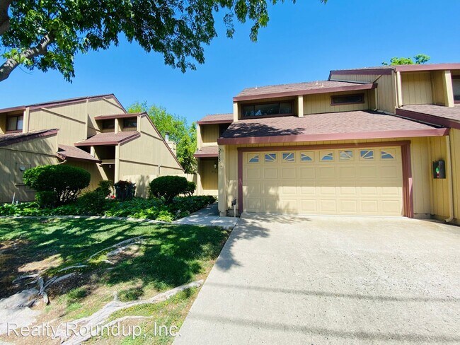 Building Photo - 3 br, 2.5 bath House - 2555 Higgins Rd