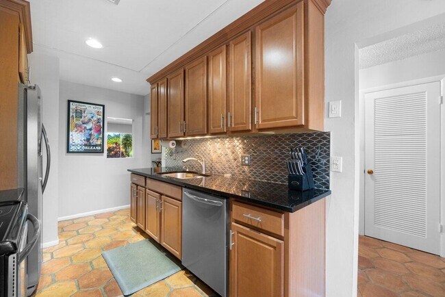Building Photo - 8536 Casa Del Lago