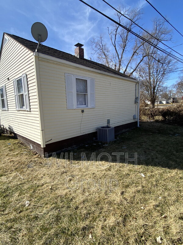 Building Photo - 706 W 23rd St