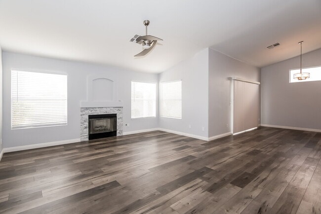 Foto del edificio - 704 Colonnade Row Dr