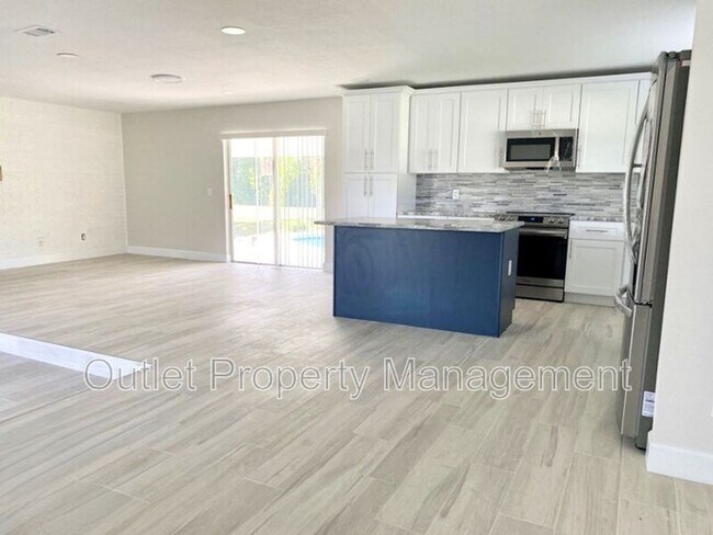 Building Photo - 585 Queens Mirror Cir