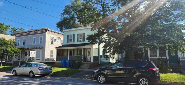 ¡Vista soleada de la calle! - 204 N Champlain St