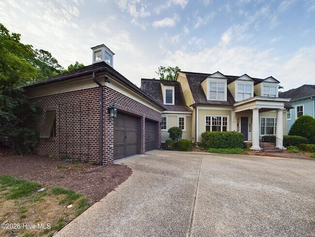 Foto del edificio - 3724 Rolston Dr