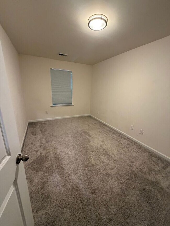 Foto del edificio - Beautiful 3 Bed / 2.5 Bath Townhome in Foxbank Plantation