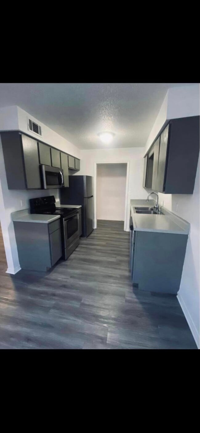 Building Photo - Glen Oaks Apartments