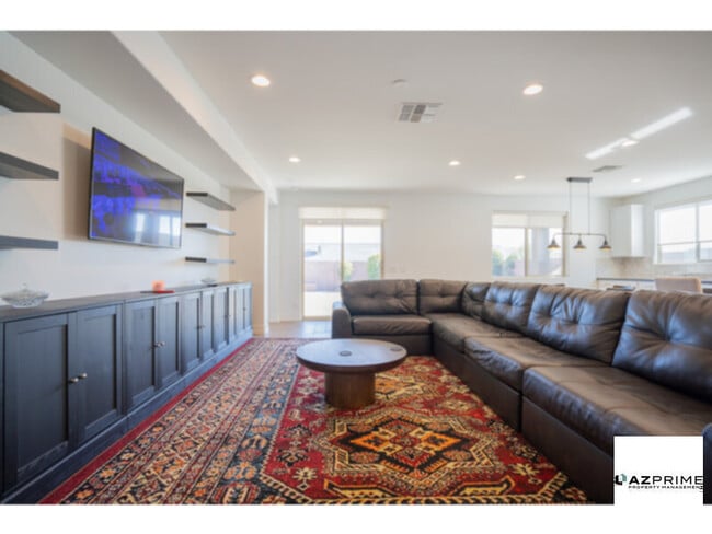 Foto del edificio - Elegant 4/3.5 Glendale House with Fire Pit &amp; Patio!