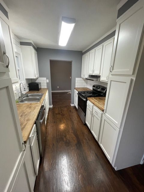 Building Photo - 3 bedroom home with sun room close to lake!