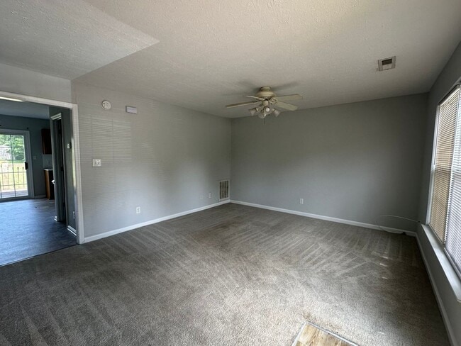 Building Photo - 3 Bedroom Townhouse in Campbell County