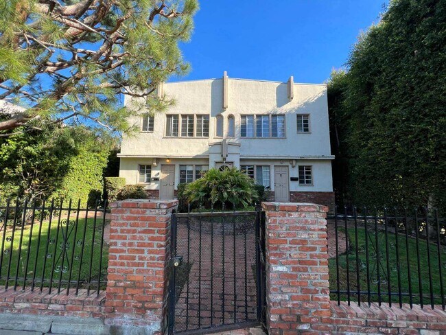Front of Building - 824 N Hayworth Ave