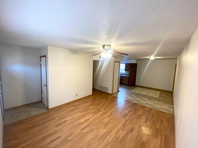Foto del edificio - 3bed House with Garage & Fenced in Yard!