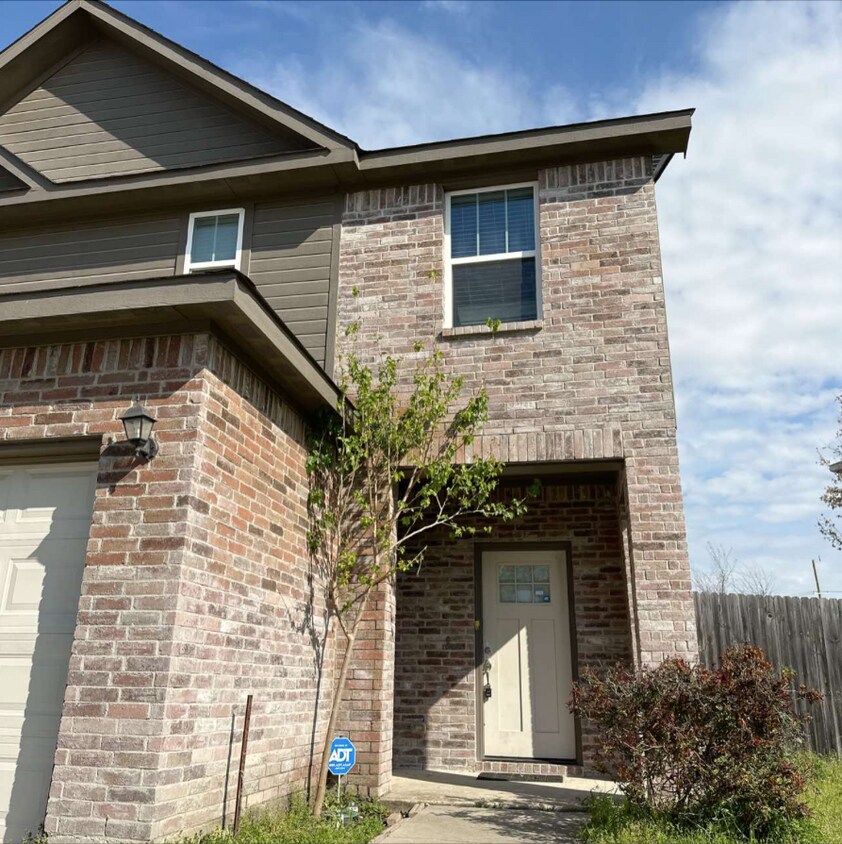 9941 Ironhorse Dr, Dallas, TX 75227 House for Rent in Dallas, TX