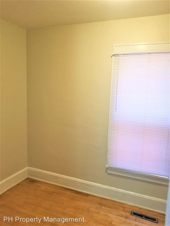 Building Photo - 2 br, 1 bath Apartment - 924 Denslow Street