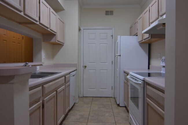 Building Photo - 1B/1B Plus a Den! Ground Floor Unit - Pinn...