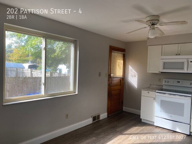 Foto del edificio - 2 bedroom 1.5 bath Townhome Evans City!