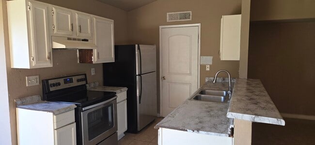 Foto del edificio - 5620 Hollow Pines Dr
