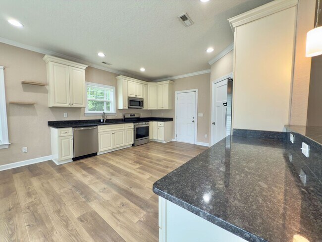 Building Photo - Newer Home