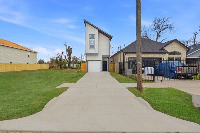 Building Photo - 3320 Francis St