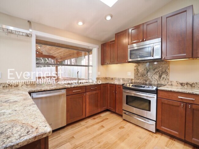 Foto del edificio - 3 Bed, 2 Bath Home with Fenced Yard & Garage / Available Soon!