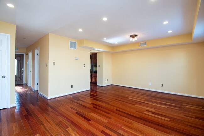 Building Photo - 813 Floral Pl NW
