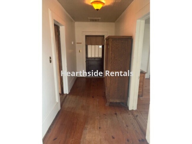 Building Photo - **1 Bedroom 1 Bath Single Family Home in t...