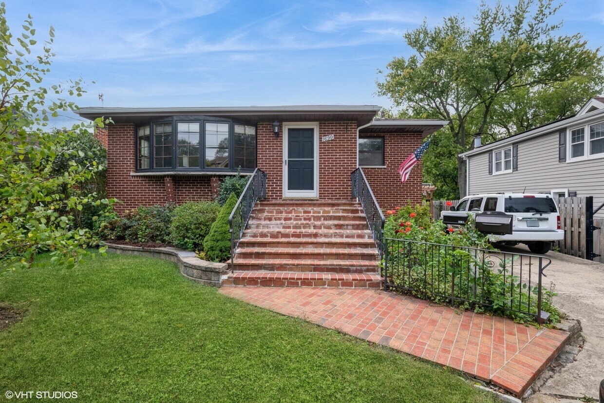 Primary Photo - 1690 Beverly Pl
