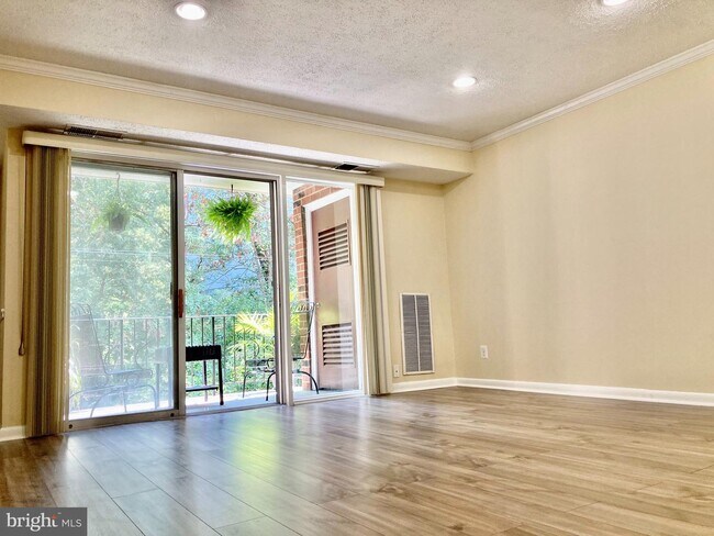 Building Photo - 3931 Lyndhurst Dr
