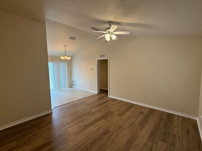 Building Photo - 2 Bedroom/2 Bathroom Apartment