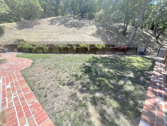 Building Photo - $5495 - Large Gorgeous 3/2 Tri-Level Home ...