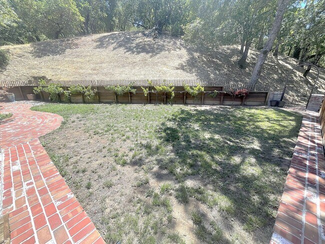 Foto del edificio - $5495 - Large Gorgeous 3/2 Tri-Level Home ...