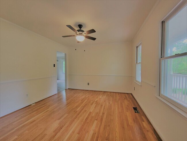 Building Photo - Spacious 3 bedroom 2.5 bath home in South ...